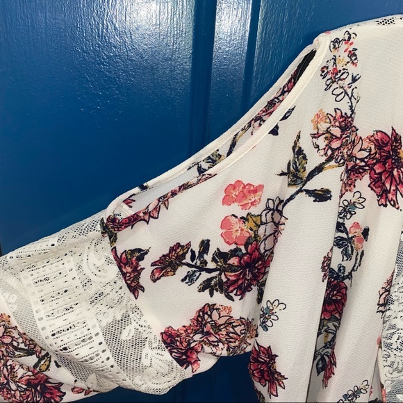 Small High-Low Floral Cardigan with a Lace Back and Shoulder Cut-Outs - Picture 4 of 6